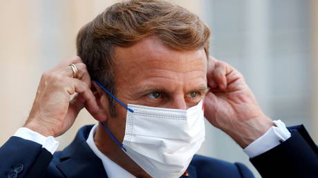 French President Emmanuel Macron adjusts his protective face mask after a meeting at the Elysee Palace in Paris, France, September 6, 2021 © Reuters / Gonzalo Fuentes