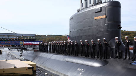 FILE PHOTO: Crew members stand on the topside of the USS Illinois, the 13th ship of the Virginia class of submarines, in Groton, Connecticut, October 29, 2016 © Reuters / Michelle McLoughlin