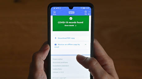 An illustration picture shows a smartphone screen displaying a Covid-19 vaccine record on the National Health Service (NHS) app. © JUSTIN TALLIS / AFP