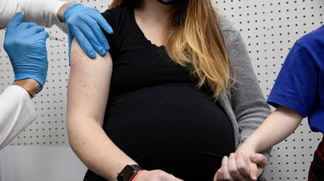 A pregnant woman receives a vaccine for the coronavirus disease (COVID-19) at Skippack Pharmacy, February 11, 2021. © Reuters / Hannah Beier