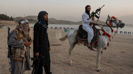 A Taliban fighter rides a horse as he and others take a day off to visit the amusement park at Kabul's Qargha reservoir, at the outskirts of Kabul, Afghanistan October 8, 2021. © REUTERS / Jorge Silva
