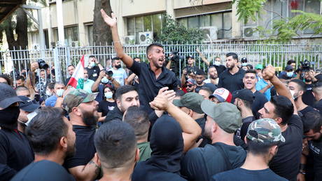 Supporters of Lebanese Shi'ite groups Hezbollah and Amal and the Christian Marada movement take part in a protest against Tarek Bitar, the lead judge of the port blast investigation, near the Justice Palace in Beirut, Lebanon October 14, 2021. © Reuters / Mohamed Azakir