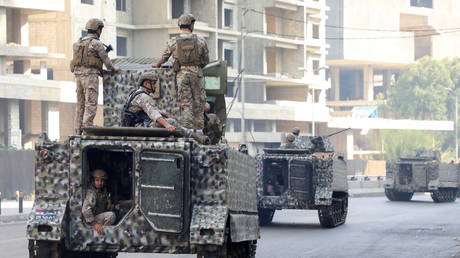 Army soldiers patrol after gunfire erupted, in Beirut, Lebanon October 14, © REUTERS/Mohamed Azakir