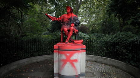 A vandalised statue of Christopher Columbus is pictured in London, Britain, October 12, 2021. © REUTERS / Hannah McKay