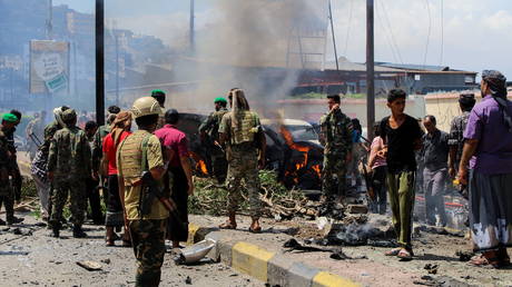 Policemen and people gather at the scene of a blast in Aden, Yemen, October 10, 2021.© Reuters / FAWAZ SALMAN