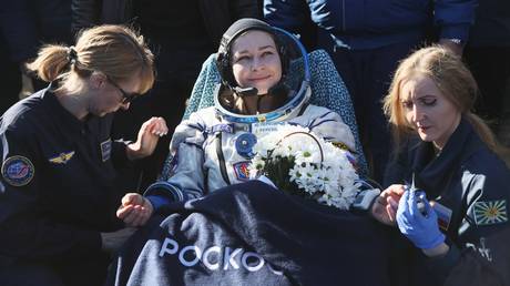 Russian actress Yulia Peresild after the landing of the Soyuz MS-18 reentry capsule in steppes southeast of Jezkazgan, Kazakhstan. © Sputnik / Sergei Savostyanov