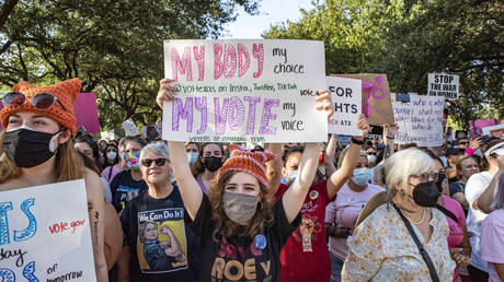 FILE PHOTO: Protesters take part in the Women's March and Rally for Abortion Justice in Austin, Texas, on October 2, 2021. © AFP / Sergio FLORES