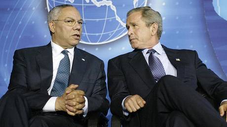 Former US President George W. Bush (R) and former US Secretary of State Colin Powell (L). © AFP / Luke FRAZZA