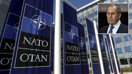 FILE PHOTO: Banners displaying the NATO logo are placed at the entrance of the new NATO headquarters during the move to the new building, in Brussels, Belgium April 19, 2018. © REUTERS / Yves Herman: (inset) Russian Foreign Minister Sergey Lavrov. © Sputnik / Sergey Guneev