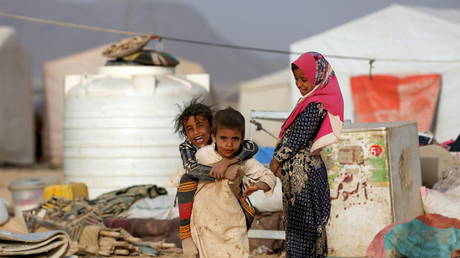 Children play at a camp for internally displaced people (IDPs) in Marib, Yemen April 5, 2021. Picture taken April 5, 2021. © Reuters / Ali Owidha