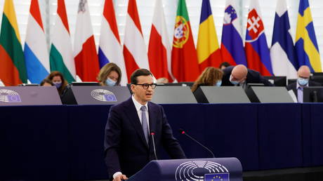 Polish Prime Minister Mateusz Morawiecki delivers a speech during a debate on Poland's challenge to the supremacy of EU laws at the European Parliament in Strasbourg, France October 19, 2021. © Ronald Wittek / Pool via REUTERS