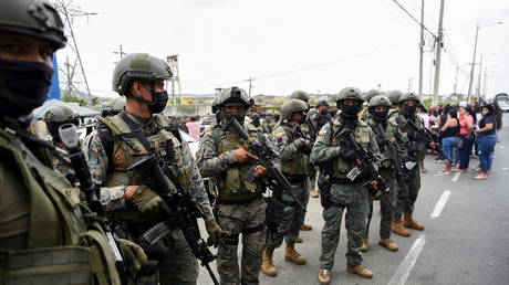 Soldiers stand outside the Regional de Guayaquil prison (FILE PHOTO) © REUTERS/Vicente Gaibor del Pino