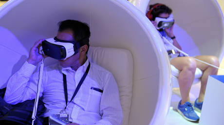 FILE PHOTO. Visitor try virtual reality glasses by Oculus. ©REUTERS / Stefanie Loos