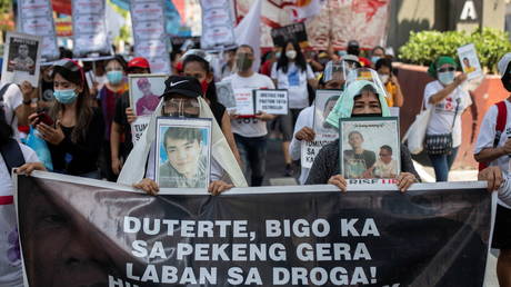 Relatives of drug war victims hold photographs of their slain loved ones with placards calling for justice (FILE PHOTO) © REUTERS/Eloisa Lopez