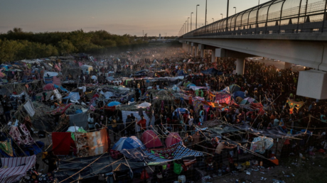 Migrants take shelter along the Del Rio International Bridge, Texas, US September 19, 2021. © Reuters / Adrees Latif