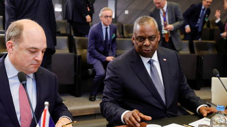 US Defence Secretary Lloyd Austin talks with Britain's Defence Secretary Ben Wallace as they attend a NATO Defense Ministers meeting in Brussels, Belgium, October 22, 2021 © REUTERS/Pascal Rossignol/Pool
