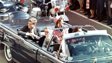 John F Kennedy rides in the presidential limousine with his wife Jacqueline and Texas Governor John Connally, minutes before his assassination in Dallas, Texas, November 22, 1963 © Wikipedia
