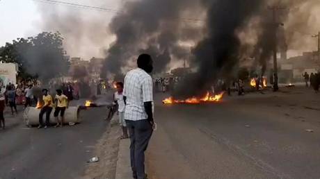 People gather as fire and smoke are seen on the streets of Kartoum, Sudan, amid reports of a coup, October 25, 2021 © in this still image from video obtained via social media. RASD SUDAN NETWORK via REUTERS
