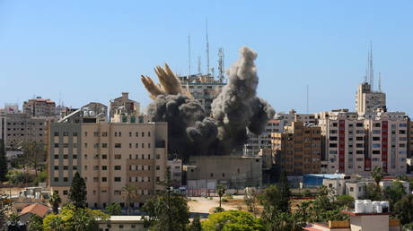 A tower housing AP and Al Jazeera offices collapses after Israeli missile strikes in Gaza city. © Reuters / Ashraf Abu Amrah