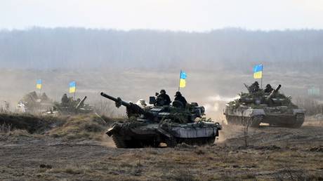 Missiles &lsquo;aimed at Moscow&rsquo;: Adviser to Ukraine&rsquo;s Zelensky warns Kremlin that war with Kiev would spell &lsquo;end of Russia&rsquo; & its army