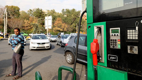 Cars queue to fill up at a gas station in Iran's capital Tehran. © AFP / Atta Kenare