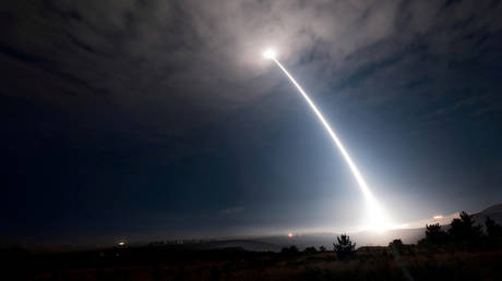 An unarmed Minuteman III intercontinental ballistic missile launches during an operational test at 2:10 a.m. Pacific Daylight Time at Vandenberg Air Force Base, California, US, August 2, 2017. © To Match Special Report USA-NUCLEAR / ICBM US Air Force / Senior Airman Ian Dudley / Handout via REUTERS