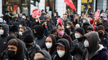 People attend a left-wing May Day demonstration, as the spread of the coronavirus disease (COVID-19) continues, in Berlin, Germany, May 1, 2021. © REUTERS / Christian Mang