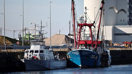 The French Gendarmerie patrol boat Athos and a British trawler Cornelis Gert Jan are seen moored in the port of Le Havre after France seized on Thursday a British trawler fishing in its territorial waters without a licence, in Le Havre, France, October 28, 2021© REUTERS/Sarah Meyssonnier