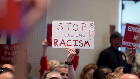 FILE PHOTO: A protest against Critical Race Theory at a Loudoun County School board meeting. ©REUTERS / Evelyn Hockstein