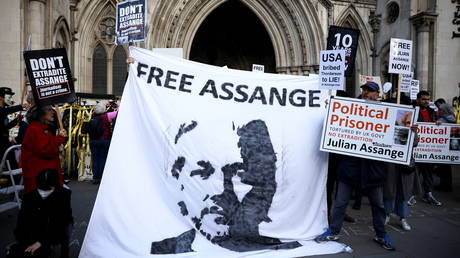 Supporters of Wikileaks founder Julian Assange display signs and banners as they protest outside the Royal Courts of Justice in London, Britain, October 28, 2021. © Reuters / Henry Nicholls