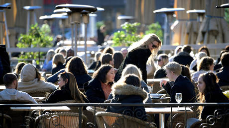 People enjoy the sun at an outdoor restaurant during first wave of Covid-19 in Stockholm, Sweden (FILE PHOTO) © TT News Agency/Janerik Henriksson via REUTERS