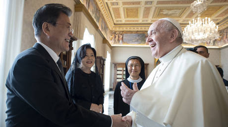 Pope Francis shake hands with South Korea's President Moon Jae-in (L) at The Vatican. © AFP