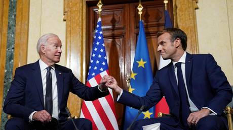 U.S. President Joe Biden meets with French President Emmanuel Macron ahead of the G20 summit in Rome, Italy October 29, 2021. © Reuters / Kevin Lamarque