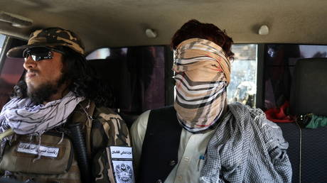 A suspected ISIS member sits blindfolded in a Taliban Special Forces car in Kabul, Afghanistan, September 5, 2021 © Reuters / WANA