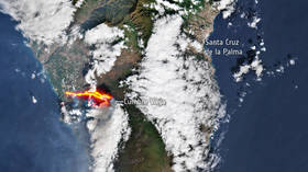 عکس فوران آتشفشانی لا پالما را از فضا نشان می‌دهد، به مردم محلی گفته شد که در قرنطینه قرار بگیرند زیرا جریان گدازه‌ای کارخانه سیمان را از بین می‌برد.