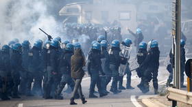 Итальянская полиция по охране общественного порядка применила слезоточивый газ и водометы по протестующим противников, защищающих порт Триеста (ВИДЕО)
