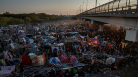 САМОЕ БОЛЬШОЕ В МИРЕ количество нелегальных мигрантов, задержанных на границе США и Мексики, «стремительно выросло» с тех пор, как Байден вступил в должность – отчеты