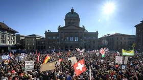 هزاران نفر در پایتخت سوئیس برای محکوم کردن گواهی‌های کووید سیل شدند (ویدئو)