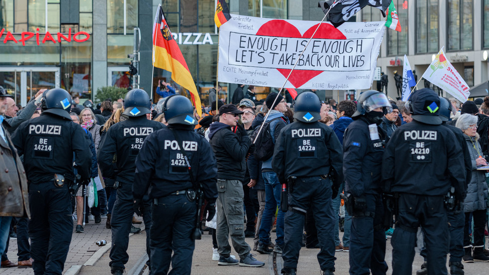 Clashes, arrests as hundreds protest against Covid mandates in Leipzig (PHOTOS, VIDEO)