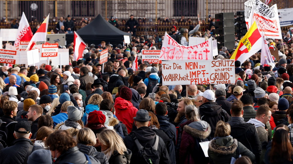 Tausende protestieren in Europa gegen die Covid-Pässe und Impfpflicht (VIDEOS)