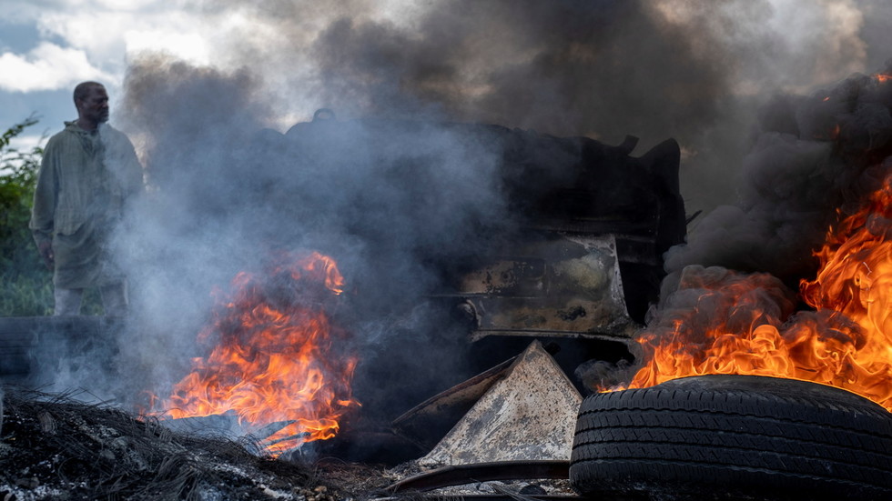 Unruhen und Plünderungen wegen Impfpflicht (Videos)