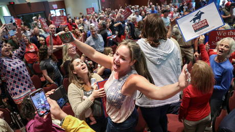 Angry parents at a Loudoun County School Board meeting in Ashburn, Virginia. June 22, 2021. © Reuters / Evelyn Hockstein