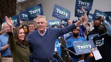 Democratic gubernatorial candidate, former Virginia Gov. Terry McAuliffe and his wife Dorothy before wave to supporters at a Canvass Launch rally October 31, 2021 in Manassas, Virginia. © AFP / Win McNamee