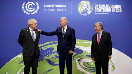 Britain's Prime Minister Boris Johnson (L) and United Nations (UN) Secretary General Antonio Guterres pose with US President Joe Biden as he arrives to attend the COP26 UN Climate Change Conference in Glasgow, Scotland on November 1, 2021. © AFP / Christopher Furlong