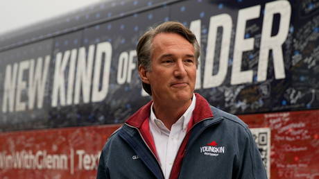 Virginia Republican gubernatorial nominee Glenn Youngkin talks to reporters outside a polling station on the Election Day, at Rocky Run Middle School in Chantilly, Virginia, U.S., November 2, 2021. © REUTERS/Elizabeth Frantz