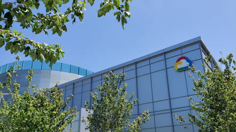 FILE PHOTO: A Google Cloud logo outside the Google Cloud computing unit's headquarters at the Moffett Place office complex in Sunnyvale, California, U.S., June 19, 2019. © REUTERS/Paresh Dave