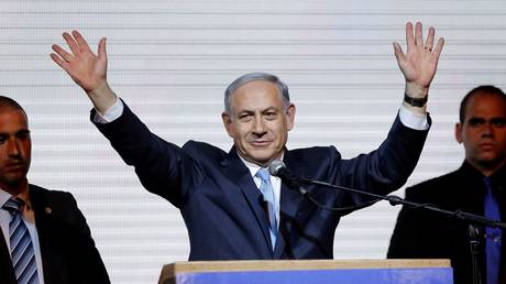 FILE PHOTO: Israeli Prime Minister Benjamin Netanyahu waves to supporters at the party headquarters in Tel Aviv March 18, 2015. © Reuters / Amir Cohen