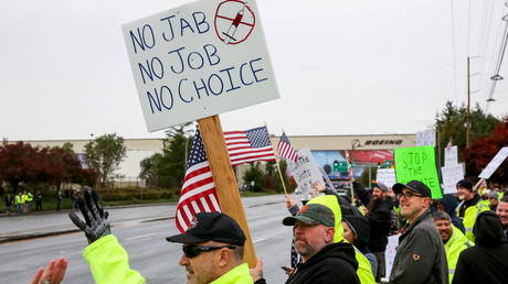 FILE PHOTO: Boeing employees and others line the street with signs and American flags as they protest the company's coronavirus disease vaccine mandate outside the Boeing facility in Everett, Washington, October 15, 2021 © Reuters / Lindsey Wasson