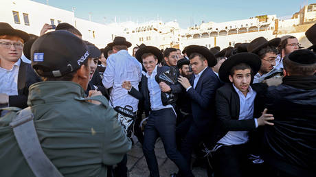 Feminist group mobbed by Orthodox Jews after scuffles at Western Wall (VIDEOS)