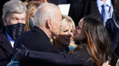 U.S. President Joe Biden embraces his wife Jill and his daughter Ashley Biden during his inauguration, January 20, 2021. © REUTERS/Kevin Lamarque